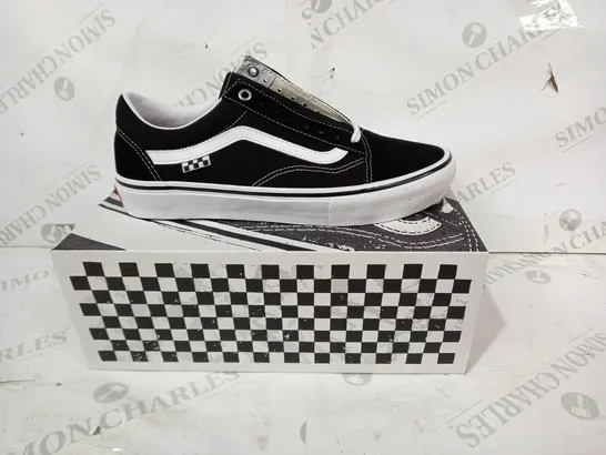 BOXED PAIR OF VANS SKATE OLD SKOOL SHOES IN BLACK/WHITE UK SIZE 7.5