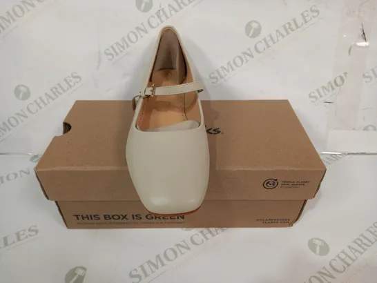 BOXED PAIR OF CLARKS SEREN 30 BUCKLE SHOES IN IVORY LEATHR UK SIZE 5.5