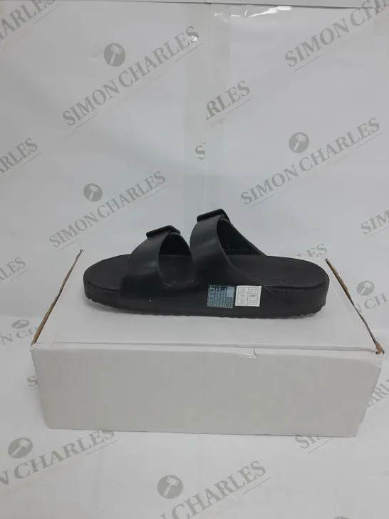 BOXED PAIR OF SKETCHERS ARCH FIT FOAMIES BLACK SIZE 5 SANDAL 