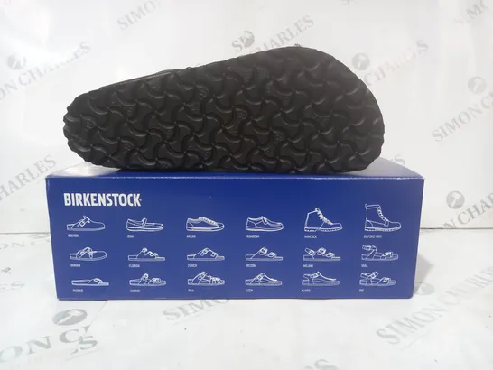 BOXED PAIR OF BIRKENSTOCK GIZEH BS T-POST SANDALS IN BLACK UK SIZE 5.5