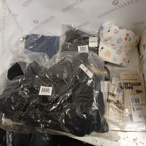 APPROXIMATELY 15 ASSORTED CLOTHING ITEMS TO INCLUDE ZIP FLEECE, CAPS, CREW SOCKS, ETC