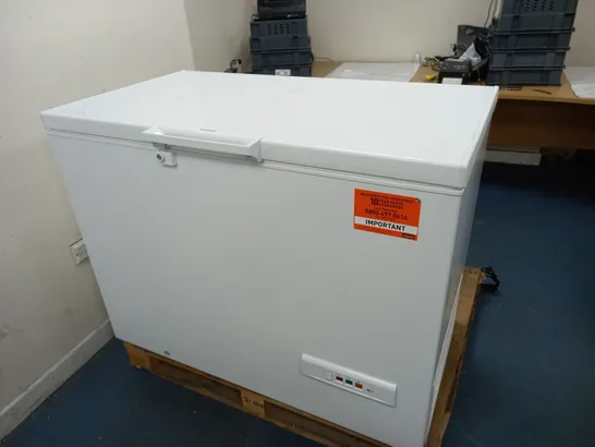 HOTPOINT CS1A 300 CHEST FREEZER / COLLECTION ONLY