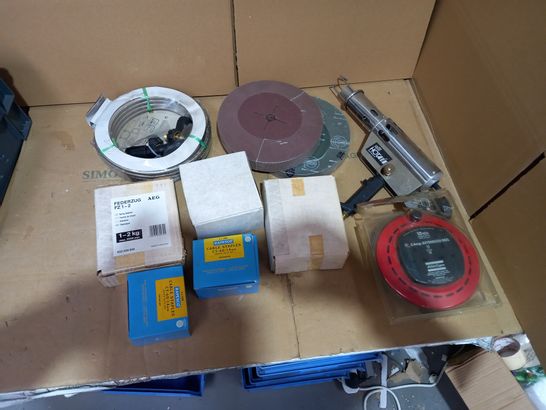 LOT OF APPROX 10 ASSORTED TOOLS TO INCLUDE HOT AIR GUN, EXTENSION PLUG, SANDPAPER PADS ETC