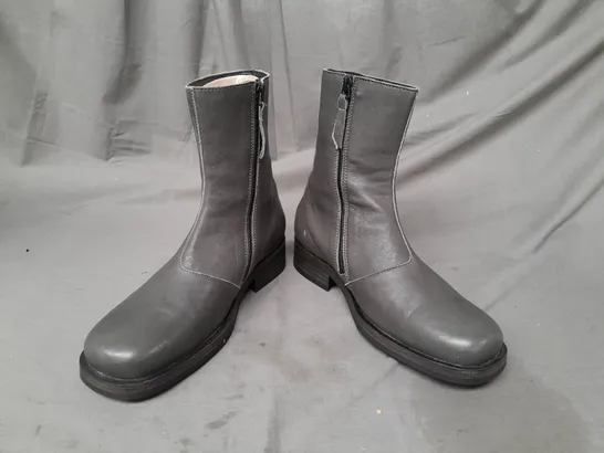 BOXED PAIR OF DESIGNER ANKLE BOOTS IN GREY EU SIZE 38