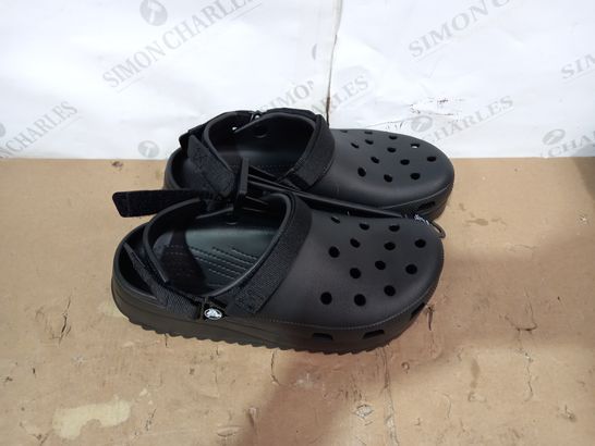 PAIR OF CROCS SIZE 11