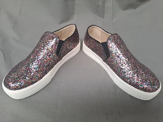 BOXED PAIR OF DESIGNER SHOES IN MULTICOLOUR W. GLITTER EFFECT EU SIZE 37