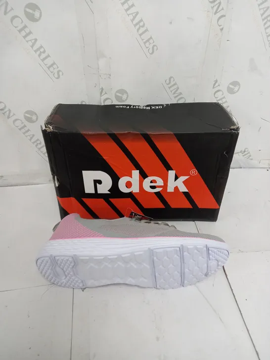 BOXED PAIR OF RDEK FOX MEMORY FOAM 5 EYE LACE TRAINER SIZE 7