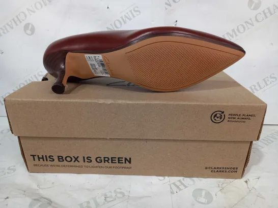 BOXED PAIR OF CLARKS CLOSED TOE HEELED SLIP-ON SHOES IN BROWN UK SIZE 7