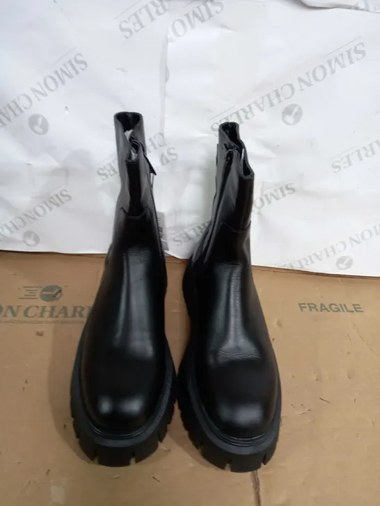 PAIR OF ZARA ANKLE BOOTS IN BLACK SIZE 39