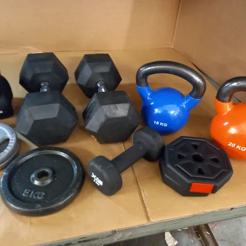 LOT OF ASSORTED EXERCISE WEIGHTS TO INCLUDE KETTLEBELLS, DUMBELLS AND PLATES / COLLECTION ONLY