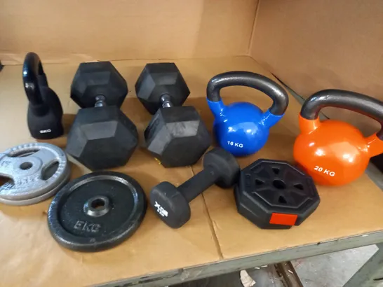 LOT OF ASSORTED EXERCISE WEIGHTS TO INCLUDE KETTLEBELLS, DUMBELLS AND PLATES / COLLECTION ONLY