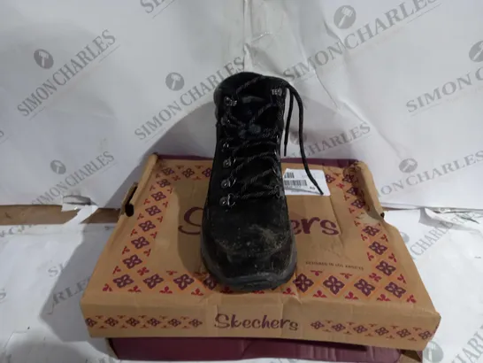 BOXED PAIR OF SKECHERS SYNERGY WARM BOOTS BLACK SIZE 4.5