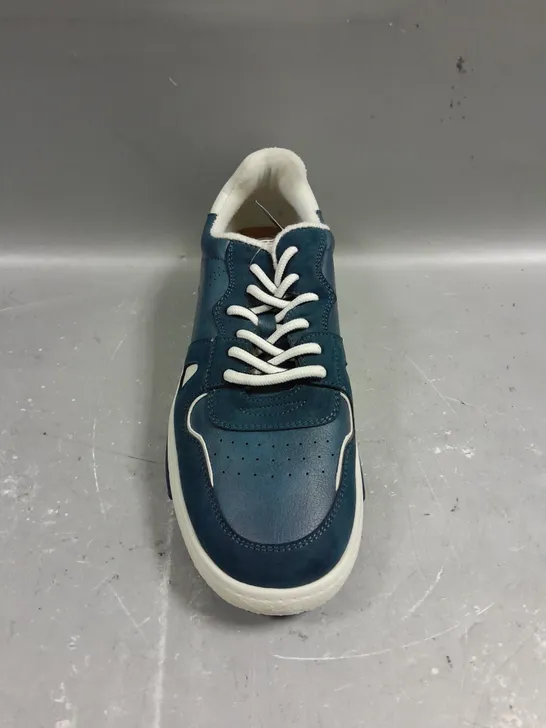 PAIR OF BOTTESINI LACE UP TRAINERS - 8