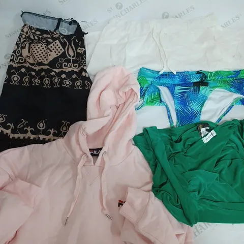 BOX OF APPROXIMATELY 30 ASSORTED CLOTHING ITEMS TO INCUDE - JEANS , HOODIE , SKIRT ETC