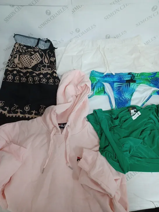 BOX OF APPROXIMATELY 30 ASSORTED CLOTHING ITEMS TO INCUDE - JEANS , HOODIE , SKIRT ETC