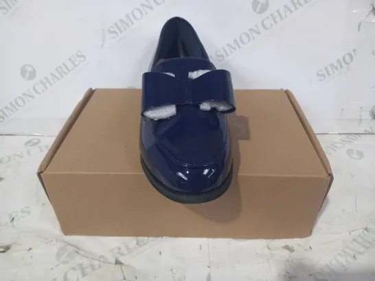 BOXED PAIR OF WALLIS SLIP-ON LOAFERS W. BOW IN NAVY UK SIZE 7