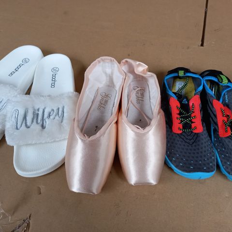 LOT OF ASSORTED SHOES TO INCLUDE BOHOO WIFEY SLIDERS WHITE SIZE 6UK, GRISHKO 2007 POINTE SHOES PINK SIZE 6UK, SAGUARO BOYS BEACH SPORTS SHOES SIZE 33EU
