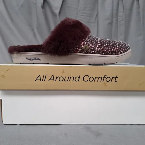 BOXED PAIR OF SKECHERS ARCH SLIPPERS IN BURGUNDY UK SIZE 6