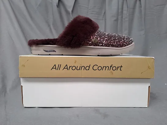 BOXED PAIR OF SKECHERS ARCH SLIPPERS IN BURGUNDY UK SIZE 6