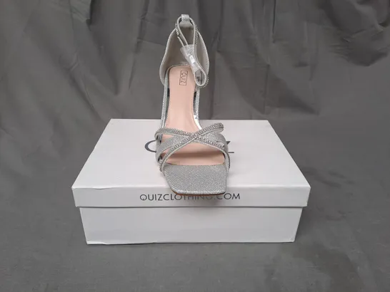 BOXED PAIR OF QUIZ OPEN TOE BLOCK HEEL SANDALS IN METAALIC SILVER W. GLITTER EFFECT SIZE 8