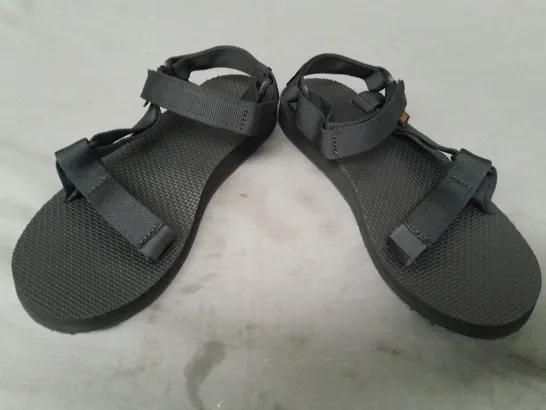 BOXED PAIR OF TEVA OPEN TOE SANDALS IN BLACK UK SIZE 8