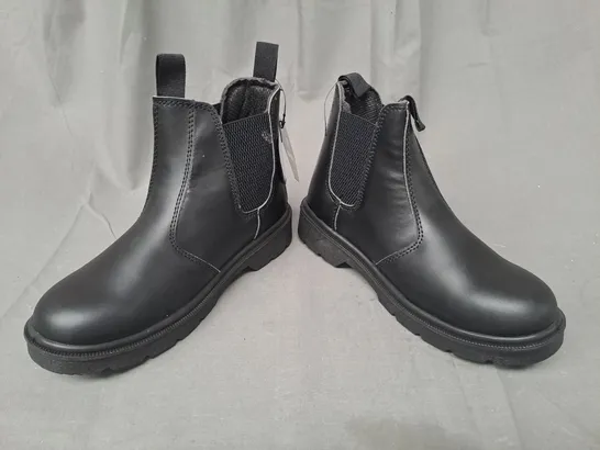 BOXED PAIR OF BLACKROCK DEALER BOOTS IN BLACK UK SIZE 4