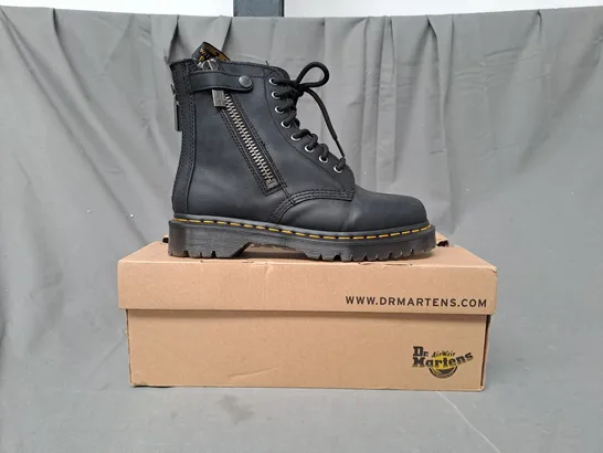 BOXED PAIR OF DR MARTENS 1460 ALT ZIP BOOTS IN BLACK UK SIZE 6