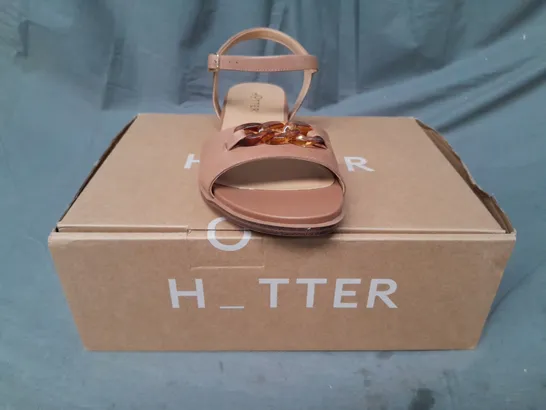 BOXED PAIR OF HOTTER OPEN TOE SANDALS IN TAN UK SIZE 8