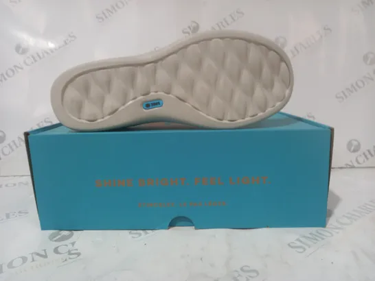 BOXED PAIR OF BZEES SHOES IN BEIGE SIZE 7