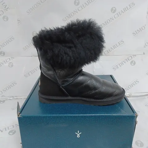 BOXED PAIR OF EMU TEDDY WURREN BOOTS IN BLACK - UK SIZE 6