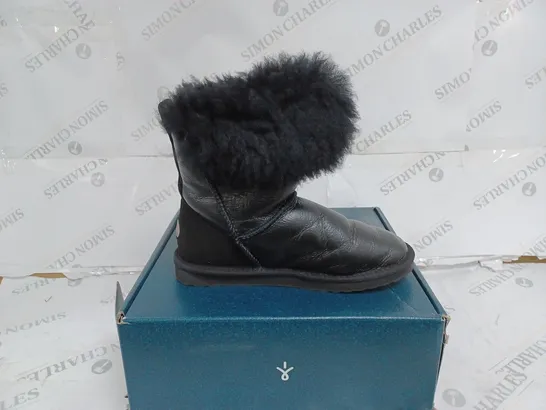 BOXED PAIR OF EMU TEDDY WURREN BOOTS IN BLACK - UK SIZE 6