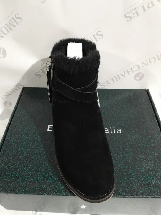 BOXED PAIR OF EMU MERAK SUEDE BOOTS IN BLACK - SIZE 5