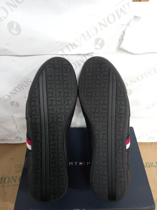 BOXED PAIR OF TOMMY HILFIGERCLASSIC LOGO TRAINERS SIZE 8