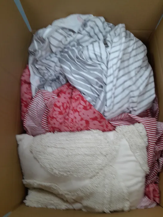 BOX OF APPROX 15 ASSORTED ITEMS TO INCLUDE - FITTED SHEET, PILLOW, MATTRESS PROTECTOR ETC