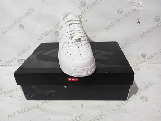 BOXED PAIR OF NIKE AIR FORCE 1 SHOES IN WHITE UK SIZE 9.5