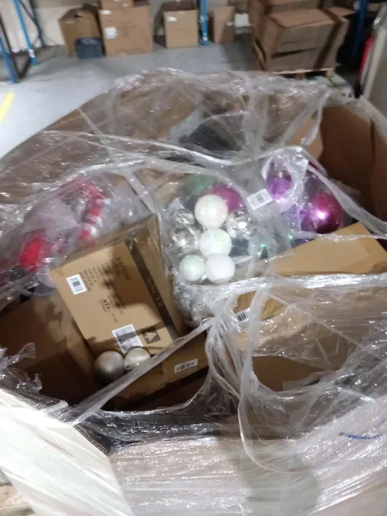 LARGE PALLET OF ASSORTED CHRISTMAS DECORATIONS TO INCLUDE; CHARACTER STAKE SET, GINGERBREAD MAN CUSHIONS, BAUBLES AND BEDDING