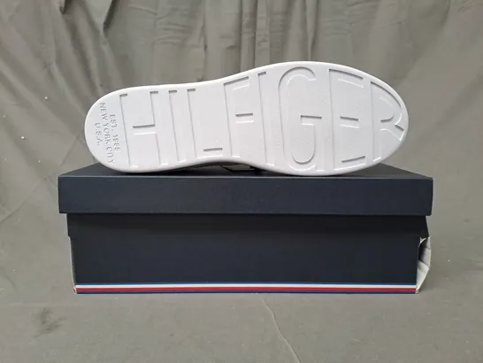 BOXED PAIR OF TOMMY HILFIGER SHOES IN WHITE UK SIZE 9