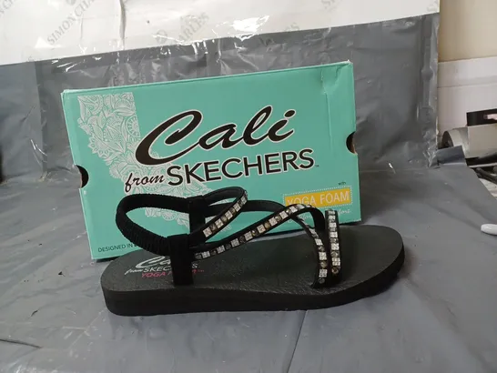 BOXED PAIR OF YOGA FOAM CALI SKECHERS SANDALS UK SIZE 7