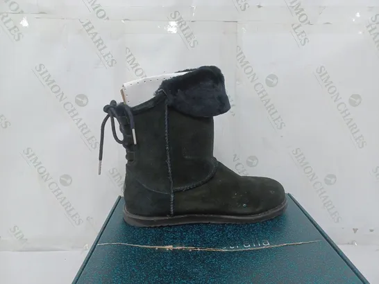 BOXED PAIR OF EMU BIRDWOOD WATERPROOF SHEEPSKIN BOOTS IN BLACK SIZE 8