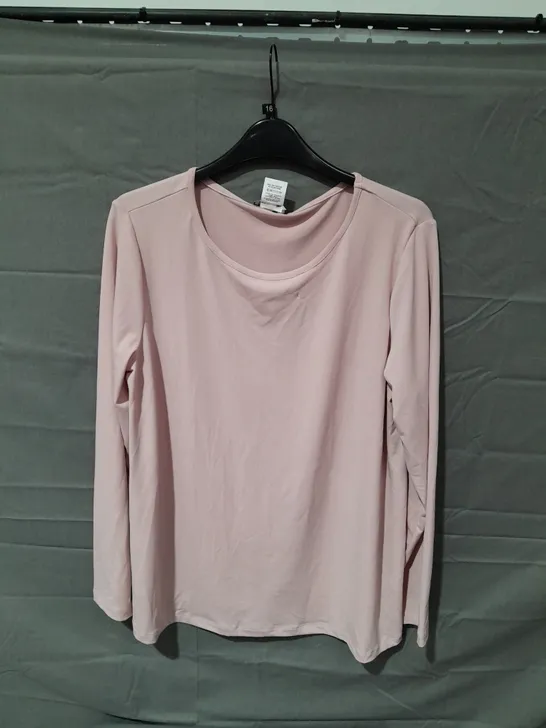 APPROXIMATELY 10 ASSORTED ITEMS OF WOMEN'S CLOTHING TO INCLUDE CARDIGAN SIZE S, WYNNE LAYERS SHIRT SIZE XS, KIM&CO TOP SIZE L,  