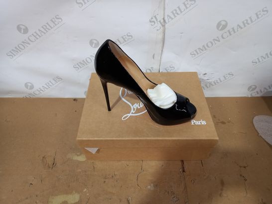 BOXED PAIR OF DESIGNER BLACK HIGH HEELS SIZE 38