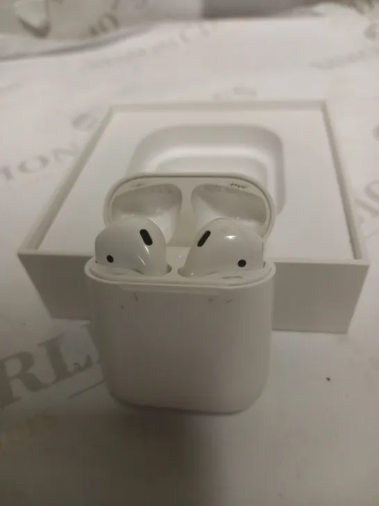 APPLE AIRPODS