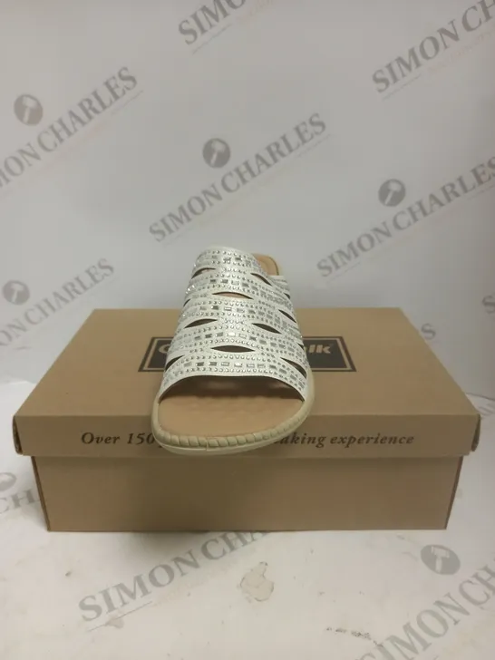 BOXED PAIR OF CUSHION WALK DIAMANTE MULE SHOES - SIZE 5