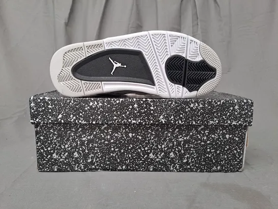 BOXED PAIR OF NIKE AIR JORDAN 4 RETRO SHOES IN WHITE/BLACK UK SIZE 6