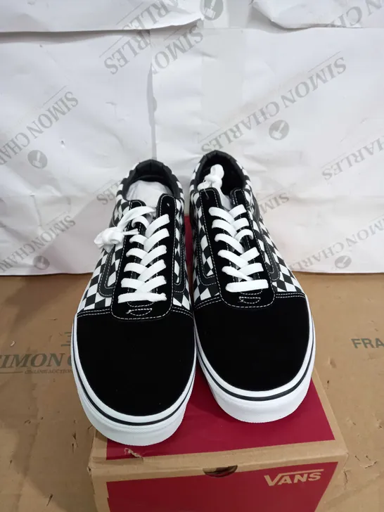 BOXED PAIR VANS WARD CHECKERED IN BLACK/WHITE SIZE 11