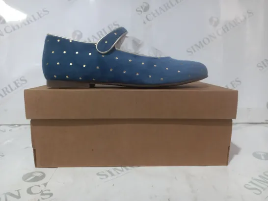 BOXED PAIR OF MINI BODEN VELVET MARY JANES KIDS SHOES IN BLUE EU SIZE 33