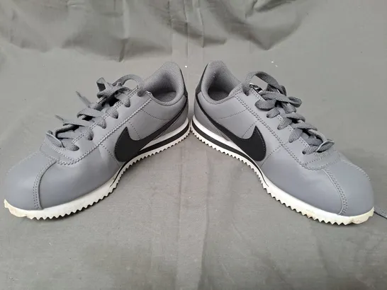 BOXED PAIR OF NIKE SHOES IN GREY/BLACK UK SIZE 4