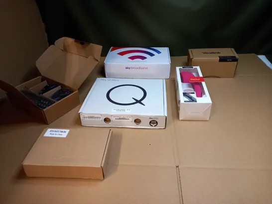 LOT OF APPROX 6 BOXED ASSORTED HOUSEHOLD ITEMS TO INCLUDE: SKY BROADBAND HUB, SKY Q MINI, RETRO HANDSET