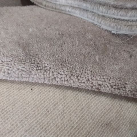 ROLL OF BRITISH MADE WOOL CARPET APPROXIMATELY 4 x 6.79M