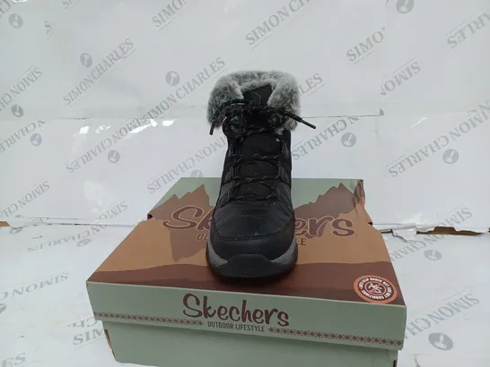 BOXED SKECHERS BLACK CUFFED BOOTS- SIZE 4 